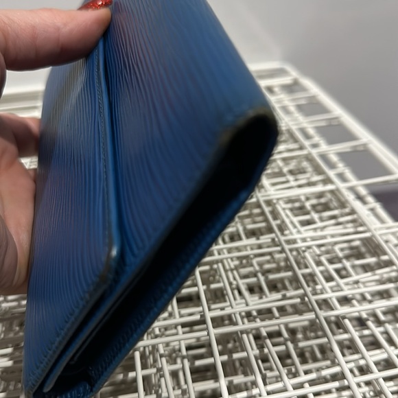 Luis Vuitton Cyan Blue Epi tri fold wallet. - Picture 7 of 17